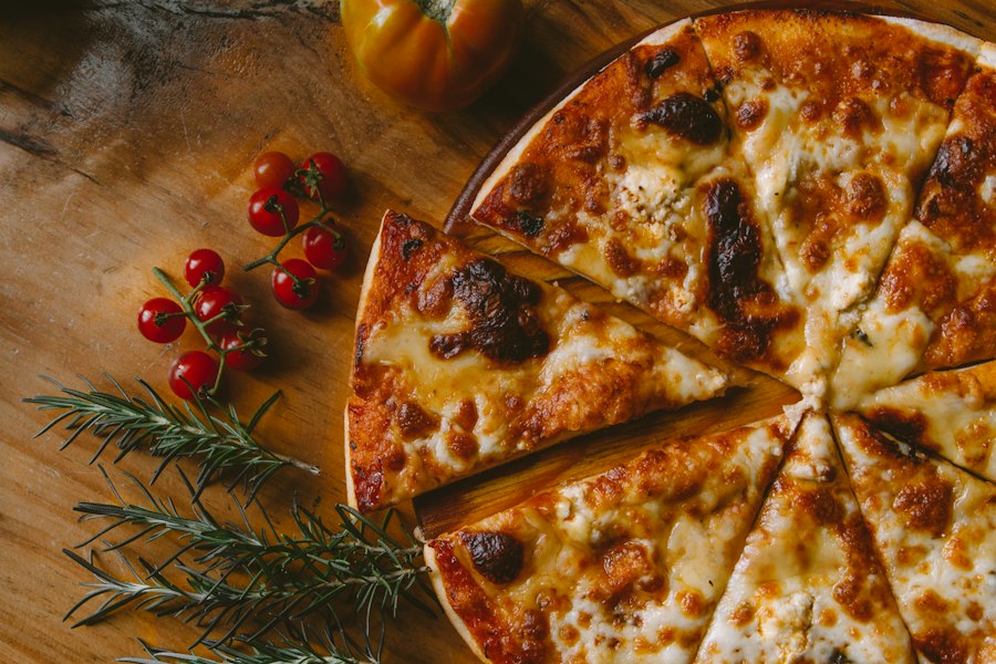 Knusprige Pizza aus dem Ofen der Pizzeria Funzel